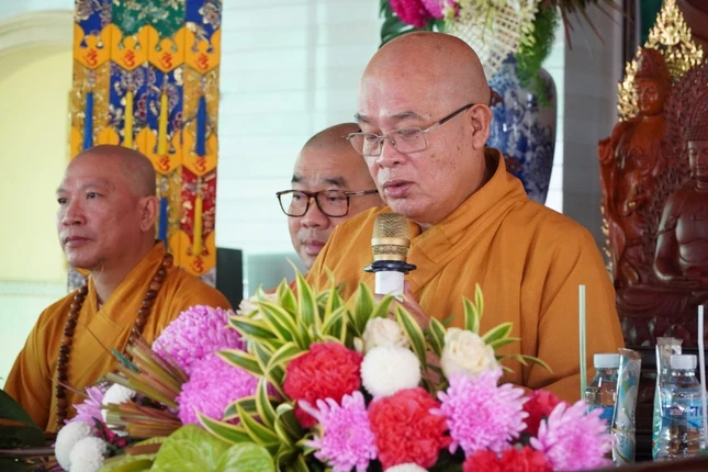 Hòa thượng Thích Thiện Nhẫn, Ủy viên Thường trực Ban Trị sự tỉnh, Trưởng ban Trị sự Phật giáo H.Tân Phú Đông phát biểu khai mạc