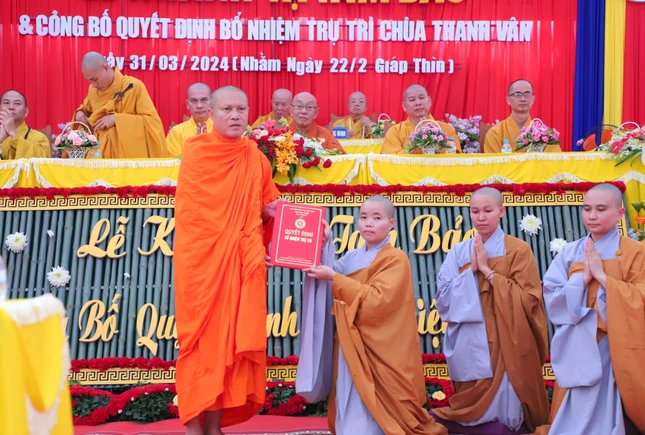 Thượng tọa Thích Pháp Quyền trao quyết định bổ nhiệm trụ trì chùa Thanh Vân đến Sư cô Thích nữ Thánh Triết