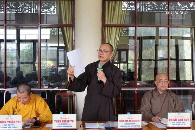 Đóng góp ý kiến tại buổi họp