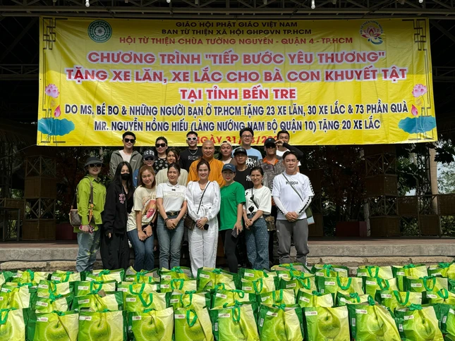 Chuẩn bị trao quà đến người khuyết tật tỉnh Bến Tre - Ảnh: TN