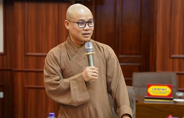 Đại đức Thích Thiện Bảo báo cáo tại buổi họp Đại đức Thích Thiện Bảo báo cáo tại buổi họp