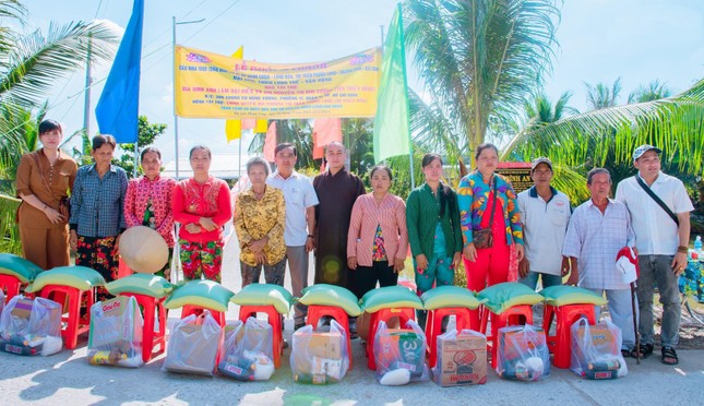 Đoàn trao tặng 50 phần quà đến bà con có hoàn cảnh khó khăn Đoàn trao tặng 50 phần quà đến bà con có hoàn cảnh khó khăn