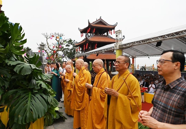 Chư tôn đức dâng hương bạch Phật