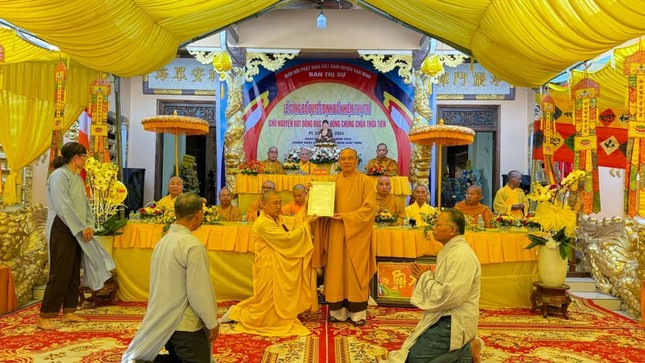 Thượng toạ Thích Thiện Phước trao quyết định đến Đại đức tân trụ trì
