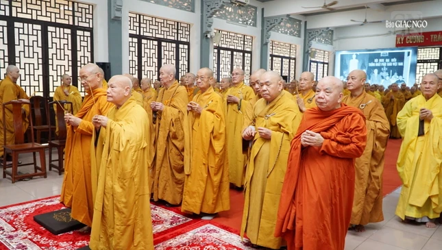 Chư tôn giáo phẩm Hội đồng Chứng minh, Hội đồng Trị sự GHPGVN thành kính niêm hương tưởng niệm Đại lão Hòa thượng Thích Trí Thủ