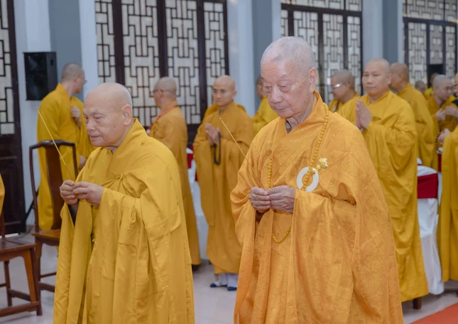 Đức Pháp chủ - Đại lão Hòa thượng Thích Trí Quảng và Trưởng lão Hòa thượng Thích Thiện Nhơn, Phó Pháp chủ Hội đồng Chứng minh, Chủ tịch Hội đồng Trị sự dâng hương tưởng niệm - Ảnh: Đăng Huy
