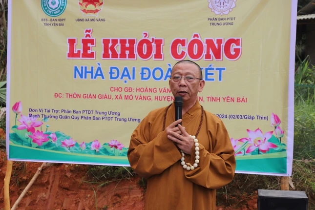 Thượng tọa Thích Quảng Tuấn thay mặt đoàn đã thăm hỏi sức khỏe đồng bào địa phương