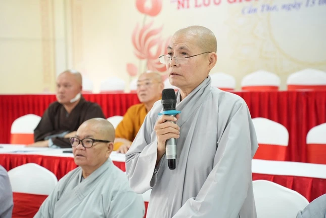 Ni sư Thích nữ Như Hương, Trưởng ban Tổ chức phát biểu tại buổi họp