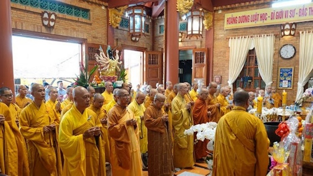 Chư tôn đức thắp hương tưởng niệm Ni trưởng Thích nữ Như Ngọc