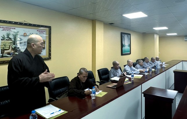 Thượng tọa Thích Truyền Cường chủ trì buổi họp của Thường trực