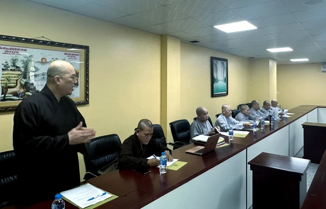 Thượng tọa Thích Truyền Cường chủ trì buổi họp của Thường trực