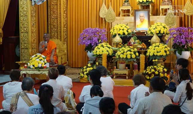 Hòa thượng trụ trì chùa có thời pháp giải thích về công đức trong việc cúng dường bát hội