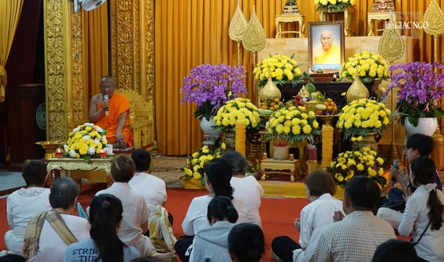 Hòa thượng trụ trì chùa có thời pháp giải thích về công đức trong việc cúng dường bát hội