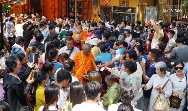 Sáng nay, 40 vị Tăng hiện diện thực hiện "đi bát" trong khuôn viên chùa Candaransi