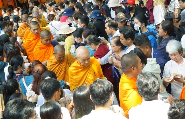 Phật tử thành tâm gieo duyên cúng dường