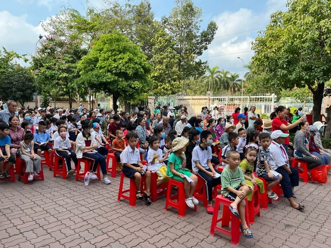 Đồng bào đến nhận quà