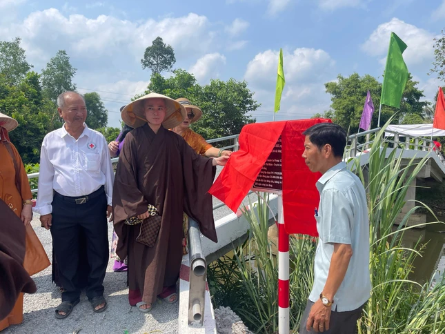 Cây cầu Kênh Nhỏ được bàn giao cho địa phương - Ảnh: T.N Cây cầu Kênh Nhỏ được bàn giao cho địa phương - Ảnh: T.N