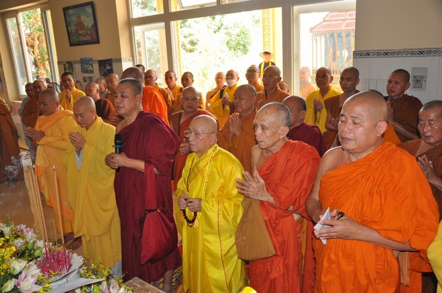 Chư tôn đức Ban Thường trực Ban Trị sự tỉnh cùng lãnh đạo các cơ quan niêm hương cầu nguyện cho quốc thới dân an