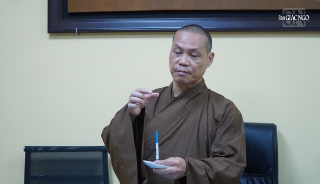 Thượng tọa Thích Trí Chơn chủ trì buổi họp, nêu ý tưởng thiết trí kiệu hoa Kính mừng Phật đản