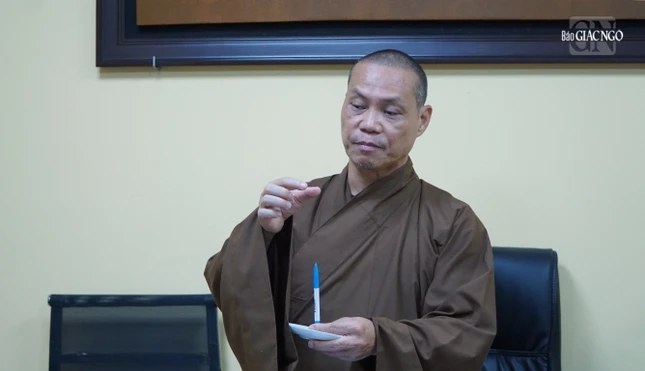 Thượng tọa Thích Trí Chơn chủ trì buổi họp, nêu ý tưởng thiết trí kiệu hoa Kính mừng Phật đản