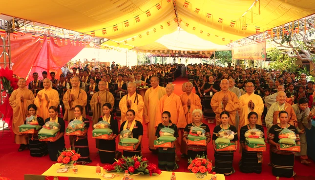 Đoàn từ thiện tặng 1.000 phần quà đồng bào dân tộc tại H.Di Linh Đoàn từ thiện tặng 1.000 phần quà đồng bào dân tộc tại H.Di Linh