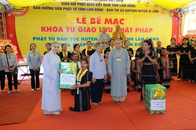 Trao quà tại lễ bế mạc khóa tu Phật pháp