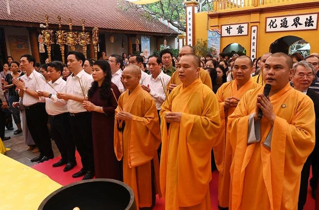 Chư tôn đức cùng các vị đại biểu làm lễ dâng hương niêm hương bạch Phật Chư tôn đức cùng các vị đại biểu làm lễ dâng hương niêm hương bạch Phật