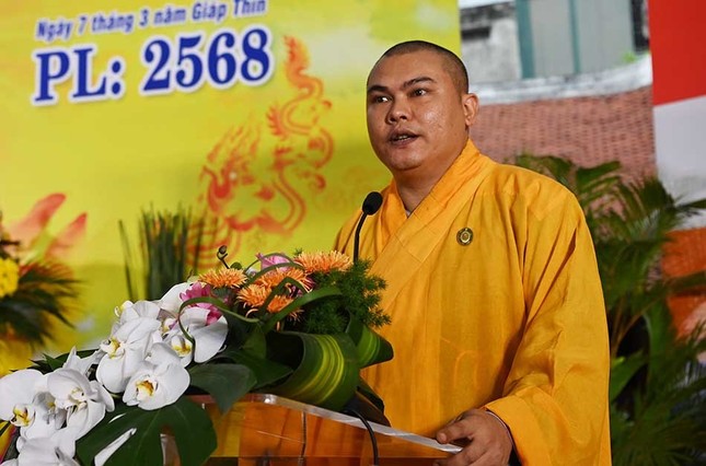 Tượng tọa Thích Chân Tín, Ủy viên Hội đồng Trị sự, Phó ban Hướng dẫn Phật tử T.Ư, Chánh đương gia chùa Duệ Tú cung tuyên sơ lược thần tích Đức Thánh Tổ chùa Duệ Tú