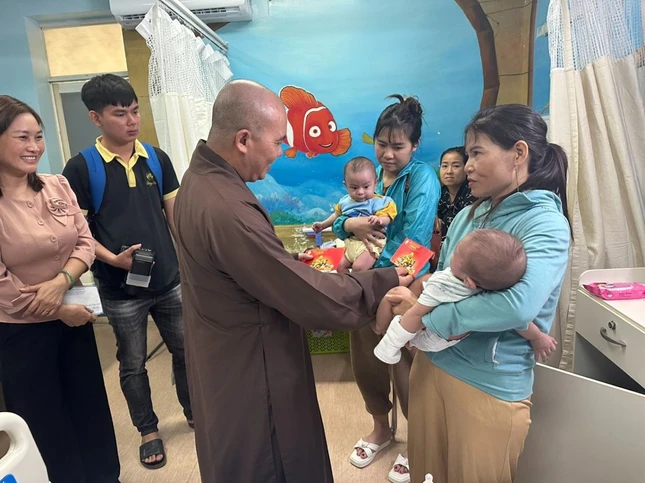 Thượng tọa Thích Nguyên Chiếu động viên gia đình 2 bé