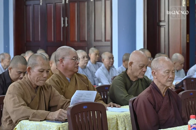 Tăng Ni tham dự buổi họp