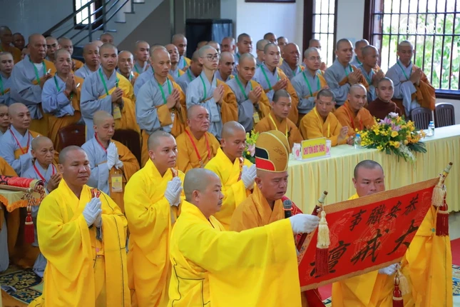 Đại diện Ban Tổ chức cung an chức sự Đàn giới Tăng