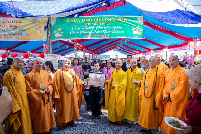 Tham quan khu ẩm thực, tri ân công đức các tự viện, Phật tử Tham quan khu ẩm thực, tri ân công đức các tự viện, Phật tử