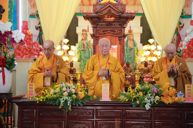 Chư giới sư tại giới trường Tăng tấn đàn truyền giới