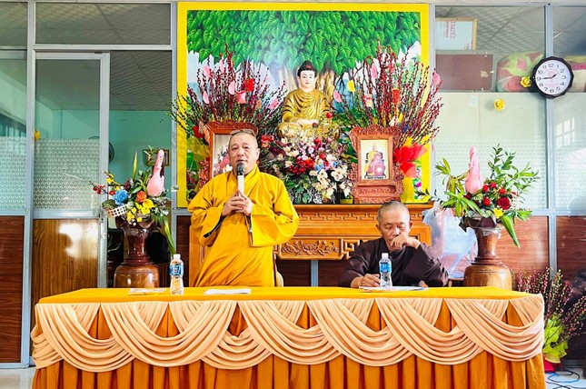 Thượng tọa Thích Nguyên Chơn chủ trì buổi họp