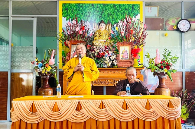 Thượng tọa Thích Nguyên Chơn chủ trì buổi họp