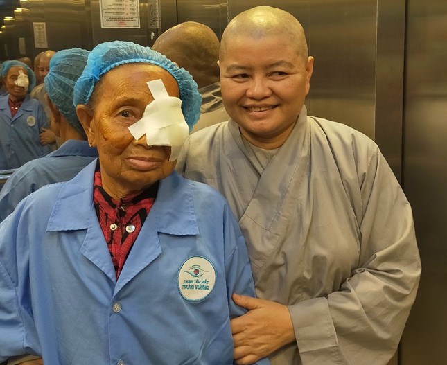 Sư cô Thích nữ Như Học, Trưởng ban Từ thiện xã hội Phật giáo H.Tánh Linh thăm hỏi bệnh nhân