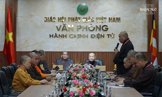 Thượng tọa Thích Phước Nguyên báo cáo tại hội nghị