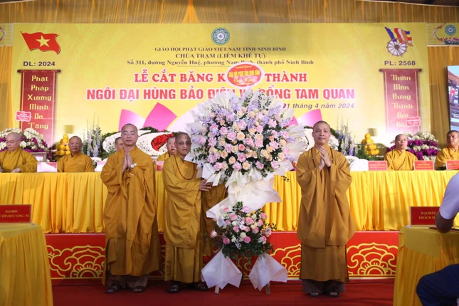 Thượng tọa Thích Minh Quang trao hoa chúc mừng