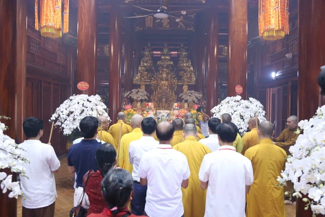 Chư tôn đức và quan khách dâng hương Tam bảo tại chính điện chùa