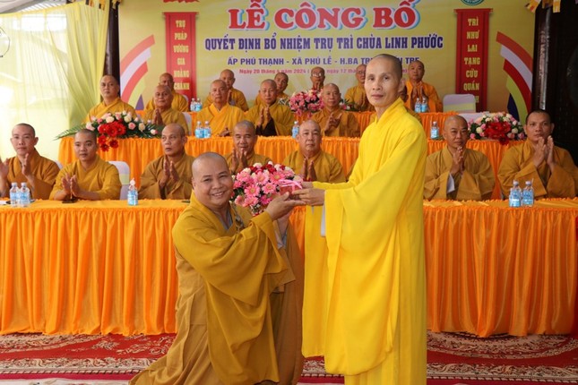 Thượng tọa Thích Minh Tâm trao con dấu chùa Linh Phước cho Đại đức Thích Thiện Trí, tân trụ trì lưu giữ