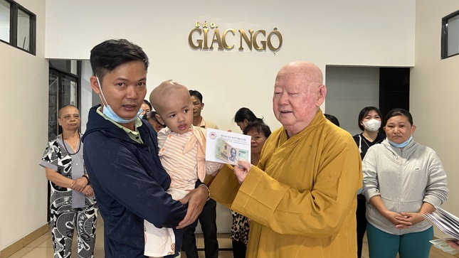 Hòa thượng Thích Duy Trấn trao tiền ủng hộ đến bệnh nhân nghèo - Ảnh: BTTXHBGN