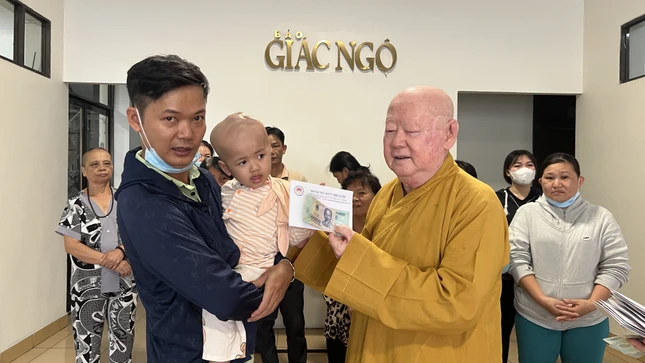 Hòa thượng Thích Duy Trấn trao tiền ủng hộ đến bệnh nhân nghèo - Ảnh: BTTXHBGN Hòa thượng Thích Duy Trấn trao tiền ủng hộ đến bệnh nhân nghèo - Ảnh: BTTXHBGN
