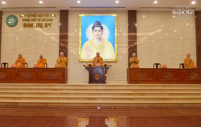 Chư tôn đức Ban Thường trực Ban Trị sự TP.HCM niệm Phật cầu gia hộ