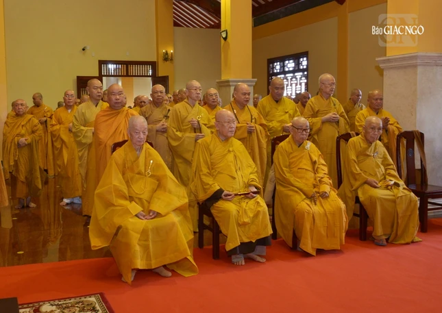 Đức Pháp chủ và chư vị Trưởng lão Hòa thượng Hội đồng Chứng minh