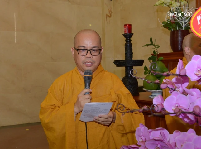 Đại đức Thích Thiện Châu dẫn chương trình buổi lễ tưởng niệm