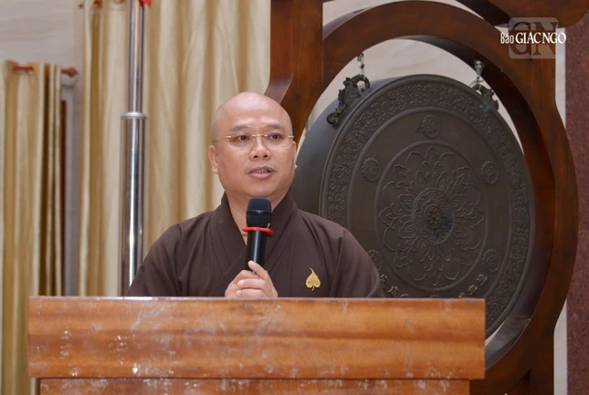 Đại đức Thích Trí Đức dẫn chương trình