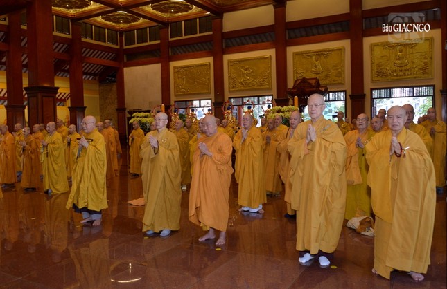 Chư tôn giáo phẩm Hội đồng Chứng minh, Chứng minh Ban Trị sự GHPGVN TP.HCM cùng đại chúng đảnh lễ Tam bảo