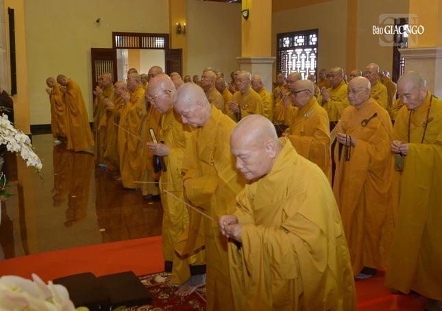 Đức Pháp chủ cùng chư vị Trưởng lão Hòa thượng Hội đồng Chứng minh niêm hương tưởng niệm