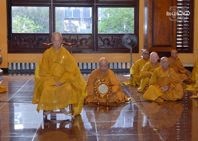 Đức Pháp chủ thính giới cùng đại chúng