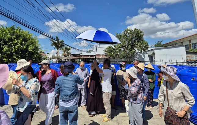 Ban Từ thiện xã hội thiền viện Vạn Hạnh tặng bồn chức nước đến bà con địa phương